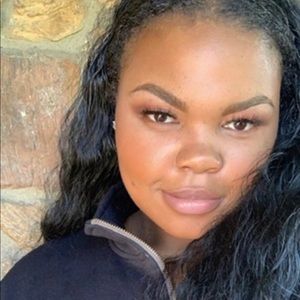 Meet your Posher, Nia